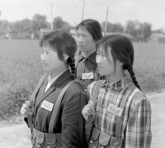 中國(guó)女兵老照片，歷史中的巾幗英雄形象展現(xiàn)，中國(guó)女兵老照片，歷史巾幗英雄形象展