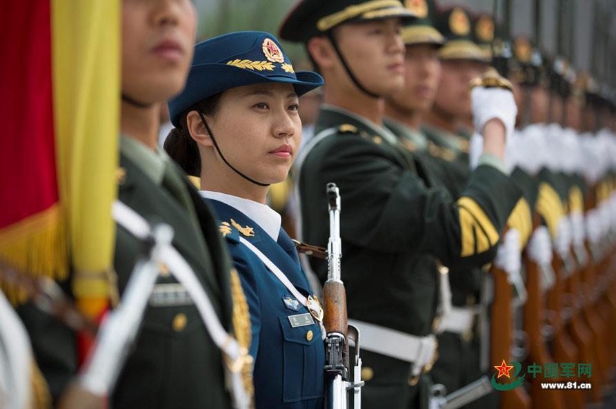 三軍儀仗隊女兵中隊，展現(xiàn)新時代巾幗英雄風(fēng)采，三軍儀仗隊女兵中隊，新時代巾幗英雄的風(fēng)采展現(xiàn)