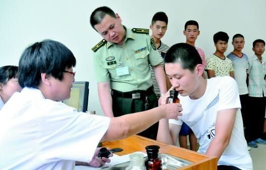 男兵體檢的尷尬圖，理解與尊重的重要性，男兵體檢中的尊重與理解的必要性，尷尬瞬間的思考