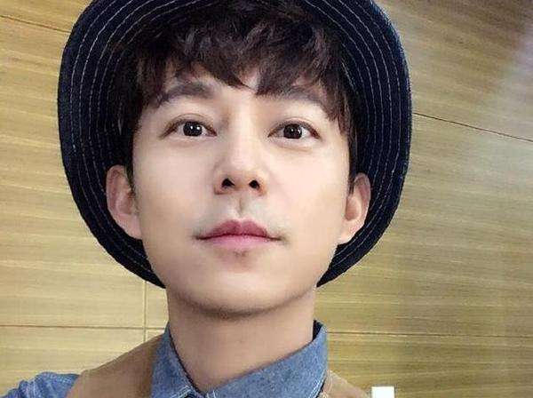 何炅的單身還是已婚狀態(tài)，深度解析與探討，何炅感情狀態(tài)深度解析，單身還是已婚之謎？