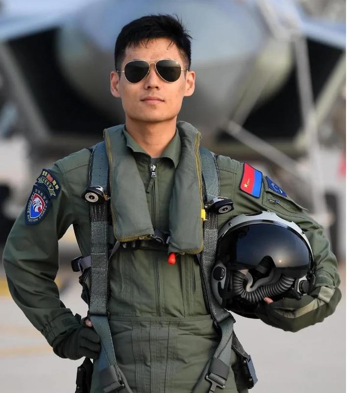 揭秘殲二零戰(zhàn)斗機的卓越性能與獨特優(yōu)勢，揭秘殲二零戰(zhàn)斗機的卓越性能與獨特優(yōu)勢，空中霸主的力量解析