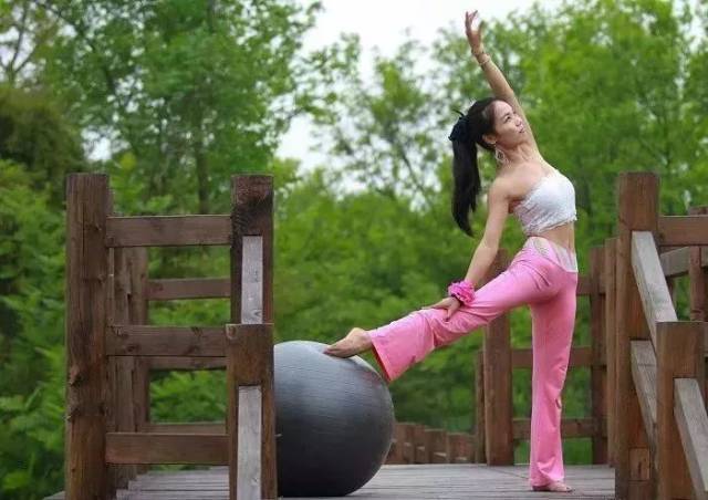 女人長(zhǎng)期練瑜伽的危害，深入了解與注意事項(xiàng)，女人長(zhǎng)期練瑜伽的危害解析及注意事項(xiàng)指南