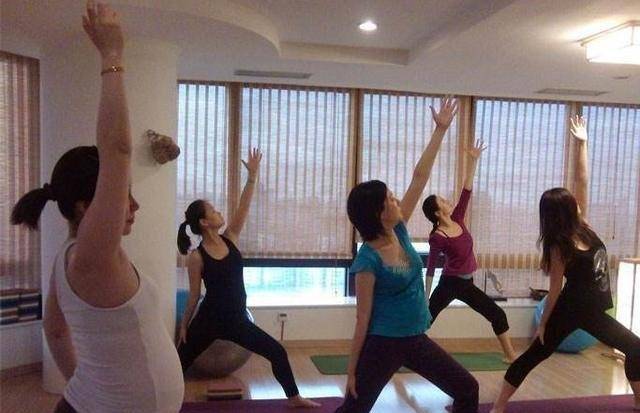 關(guān)曉彤十個(gè)月懷孕照片，熱議背后的真相探索，關(guān)曉彤懷孕熱議背后的真相探索，十個(gè)月孕期照片揭秘