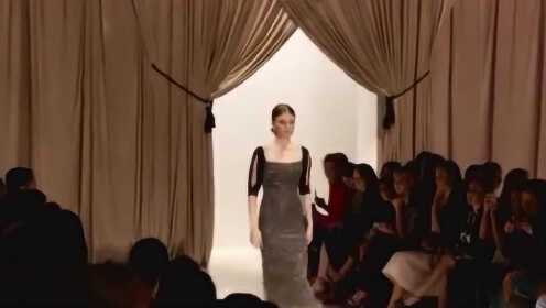 真空出場，重新定義舞臺與自我展現(xiàn)的藝術，真空出場，舞臺與自我展現(xiàn)的藝術新定義