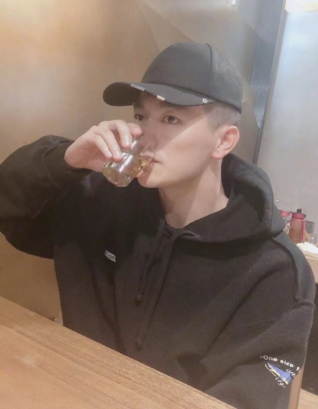 張馨予曬與丈夫結(jié)婚三周年照片，愛(ài)情的美好見(jiàn)證與持久不衰的幸福感，張馨予結(jié)婚三周年甜蜜照，愛(ài)情的美好見(jiàn)證與幸福持久不衰