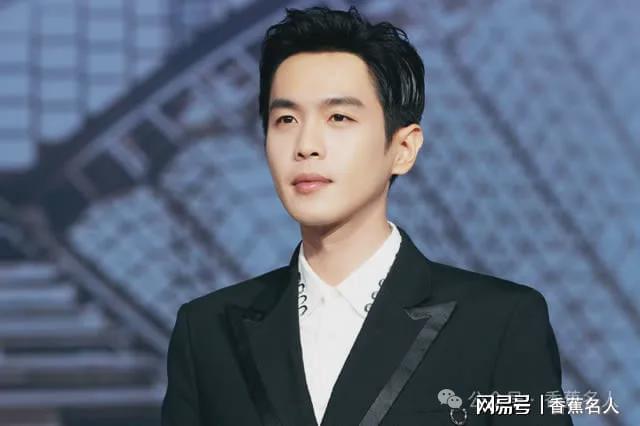 男明星的圖片，帥氣與魅力并存的風采展示，男明星風采，帥氣與魅力并存的照片展示