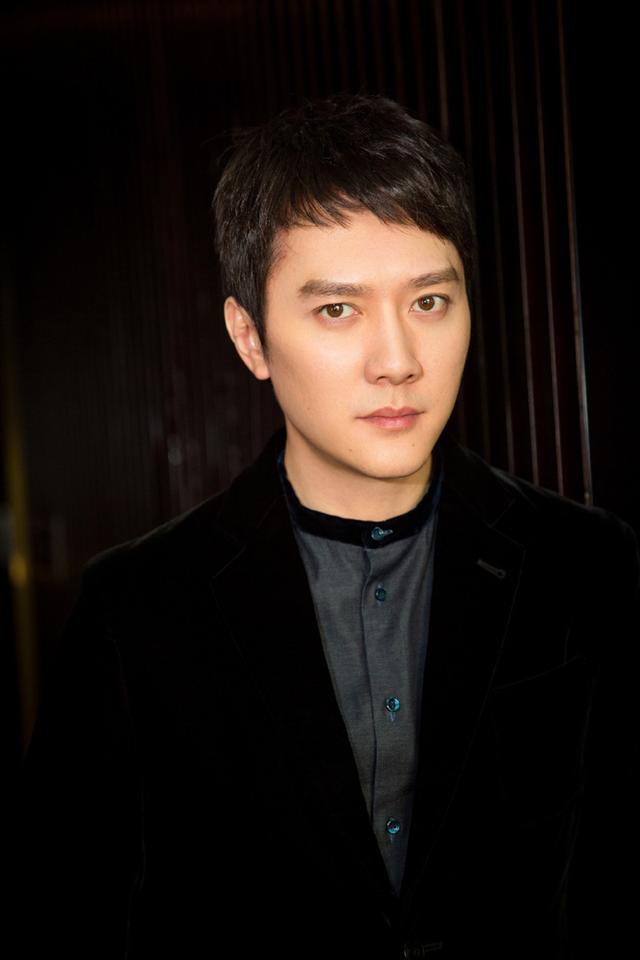 馮紹峰個(gè)人簡歷資料家境深度解析，馮紹峰個(gè)人背景及家境深度解析