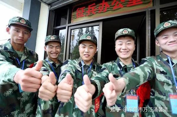 大一去當(dāng)兩年兵值得嗎？深度探討大學(xué)生入伍的利與弊，大學(xué)生入伍，利與弊的深度探討——值得大一去當(dāng)兩年兵嗎？