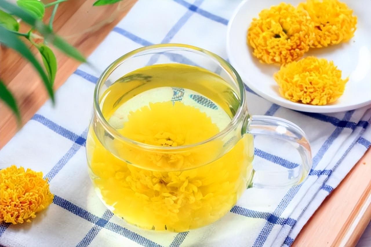 菊花泡水喝的功效，揭示其多重健康益處，菊花泡水喝的神奇功效，多重健康益處揭秘