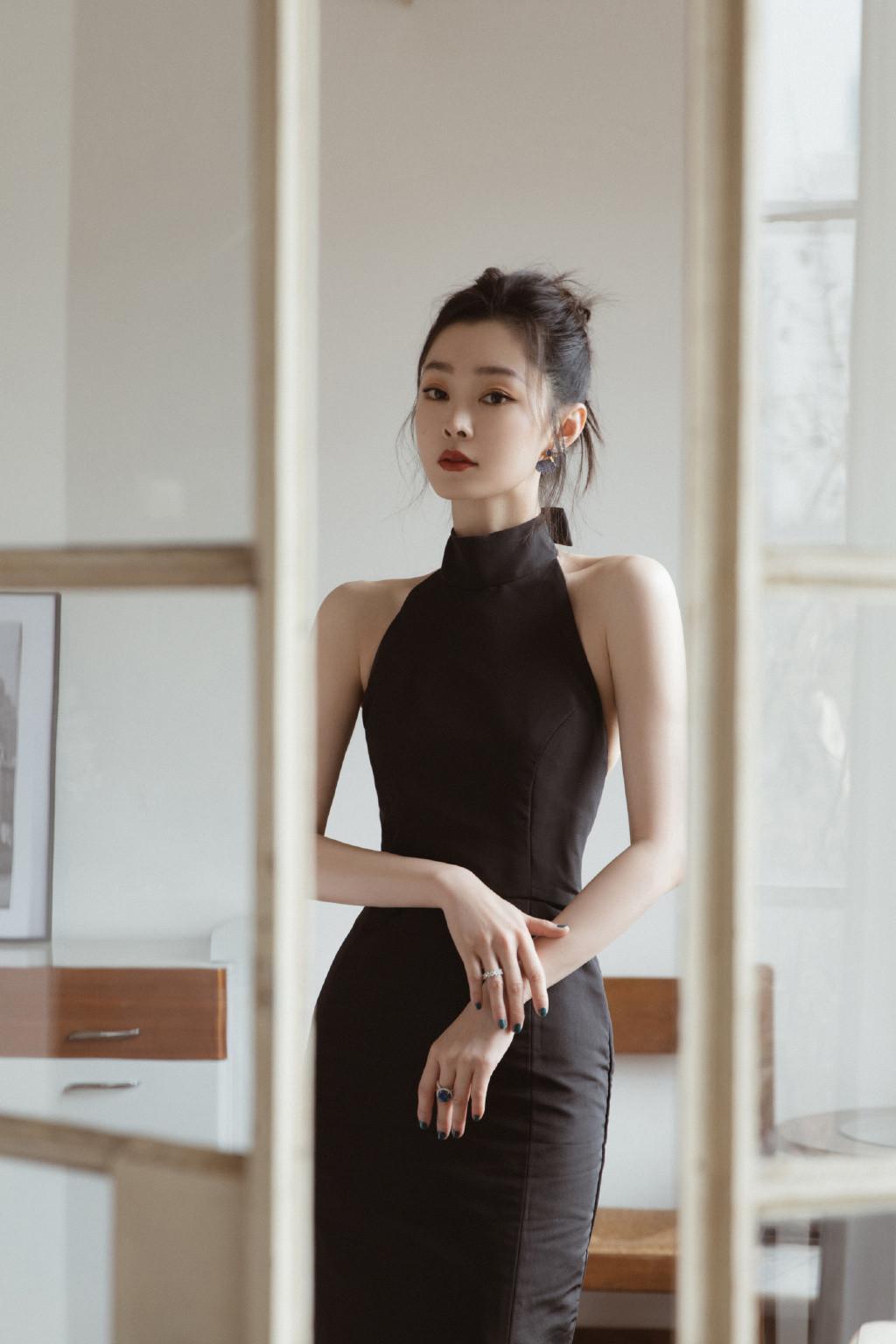 劉亦菲微博之夜禮服，璀璨奪目，盡顯優(yōu)雅風(fēng)采，劉亦菲微博之夜禮服，璀璨展現(xiàn)優(yōu)雅風(fēng)采