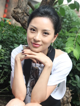 辛?xí)早鱾€(gè)人資料簡介年齡，探索音樂才女背后的故事，辛?xí)早鳎魳凡排澈蟮墓适屡c年齡揭秘