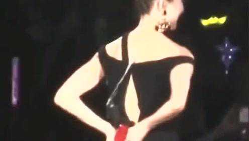 明星演出遭遇尷尬瞬間，衣服突然掉落揭秘，明星演出尷尬瞬間，衣物意外掉落背后的故事