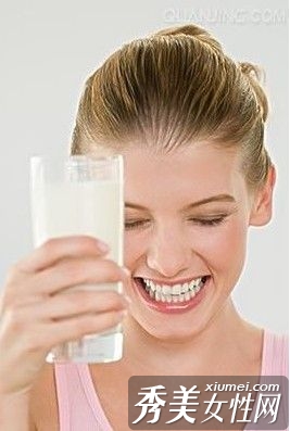 如何用牛奶洗臉美白，揭示美白秘密與正確方法，牛奶洗臉美白法，揭秘美白秘密與正確步驟