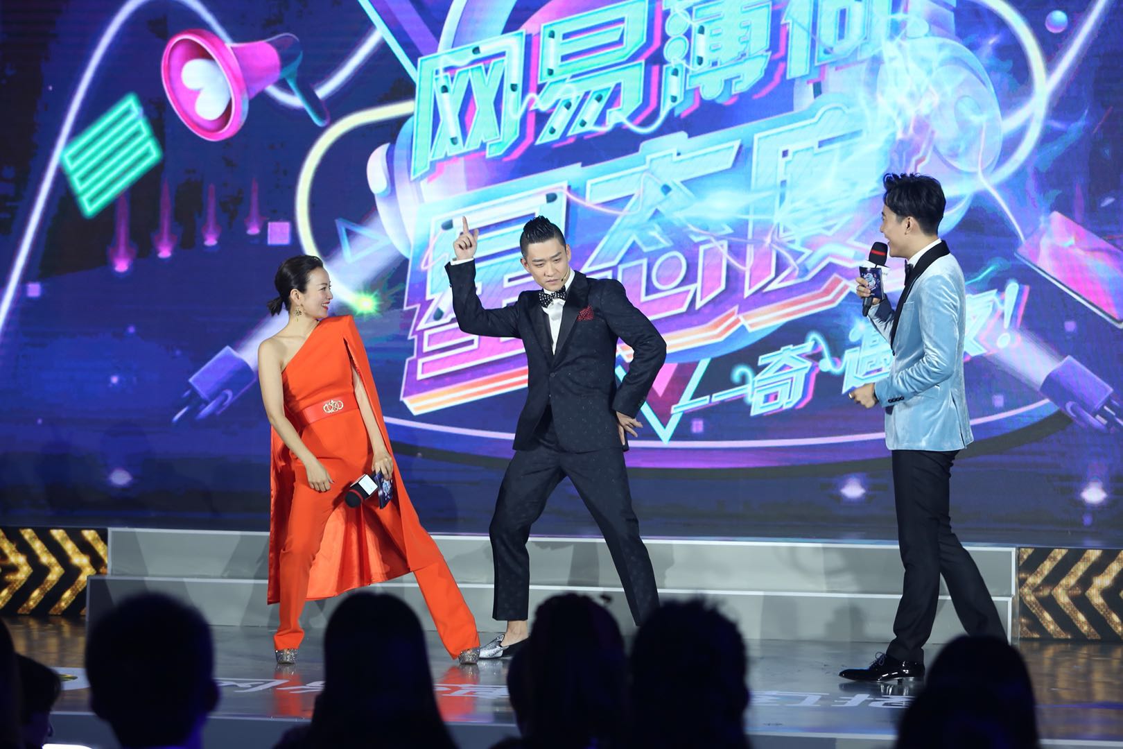 國內(nèi)最新娛樂新聞，聚焦熱點(diǎn)，揭秘明星背后的故事，揭秘明星背后的故事，國內(nèi)娛樂新聞熱點(diǎn)聚焦