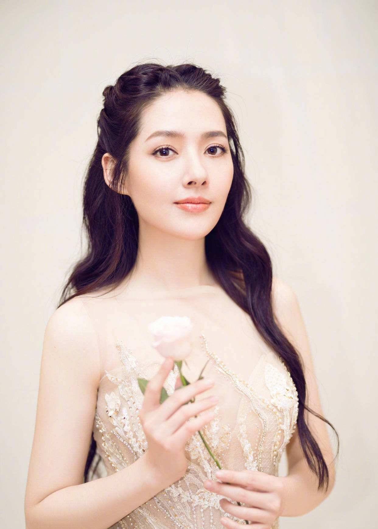 演員郭碧婷個(gè)人資料簡(jiǎn)介，璀璨星途，美麗人生，郭碧婷，璀璨星途下的美麗人生之旅