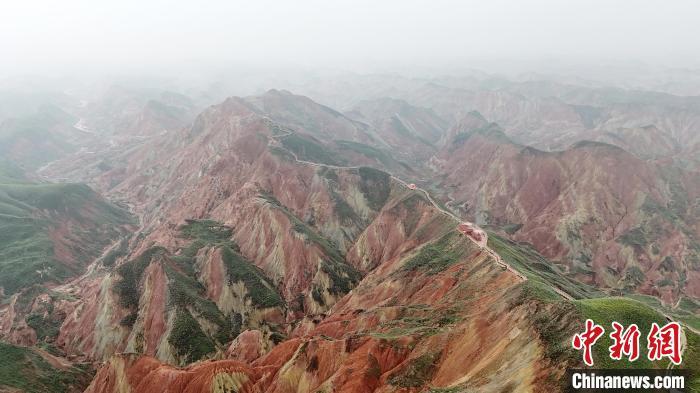 丹霞山旅游風景區(qū)，自然之美盡收眼底，丹霞山旅游風景區(qū)，自然之美的盡收眼底之旅