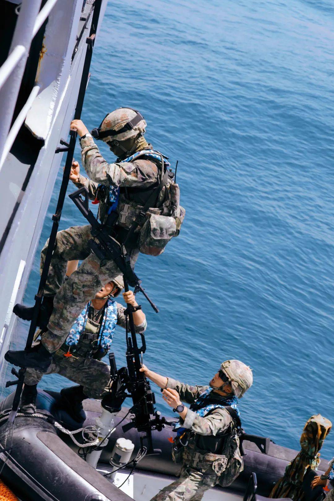 海軍陸戰(zhàn)隊，英勇無畏，榮耀使命，海軍陸戰(zhàn)隊，英勇使命，榮耀無畏